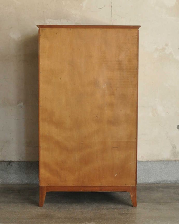 アンティークのチェスト　アンティーク家具　高級感のある英国アンティーク、マホガニー材のチェストオブドロワーズ。アンティークは新品ではないので、もちろん経年変化によるキズはありますが、専門の職人が目立たないようキレイにお直しをしているので、後姿までキレイです。(k-1738-f)