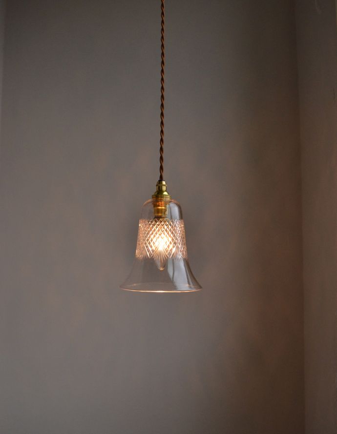 ペンダントライト　照明・ライティング　明かりを点けるとよりカッティングがきらきら輝く、アンティークペンダントライト（コード・シャンデリア球・ギャラリーなし）。あたたかい光がお部屋を包み込みます。(k-1741-z)