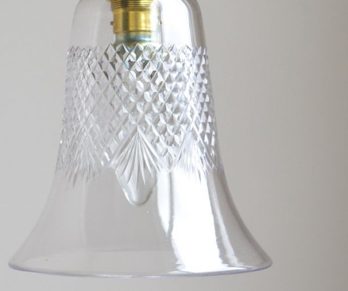 ペンダントライト　照明・ライティング　明かりを点けるとよりカッティングがきらきら輝く、アンティークペンダントライト（コード・シャンデリア球・ギャラリーなし）。シェードは、手作りのため多少、誤差があったり、気泡やキズ、汚れが入っている場合もあります。(k-1741-z)