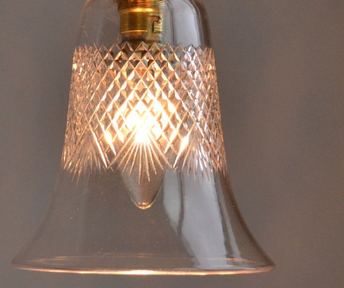 ペンダントライト　照明・ライティング　明かりを点けるとよりカッティングがきらきら輝く、アンティークペンダントライト（コード・シャンデリア球・ギャラリーなし）。灯りをつけると、キラキラと美しく輝きます。(k-1741-z)