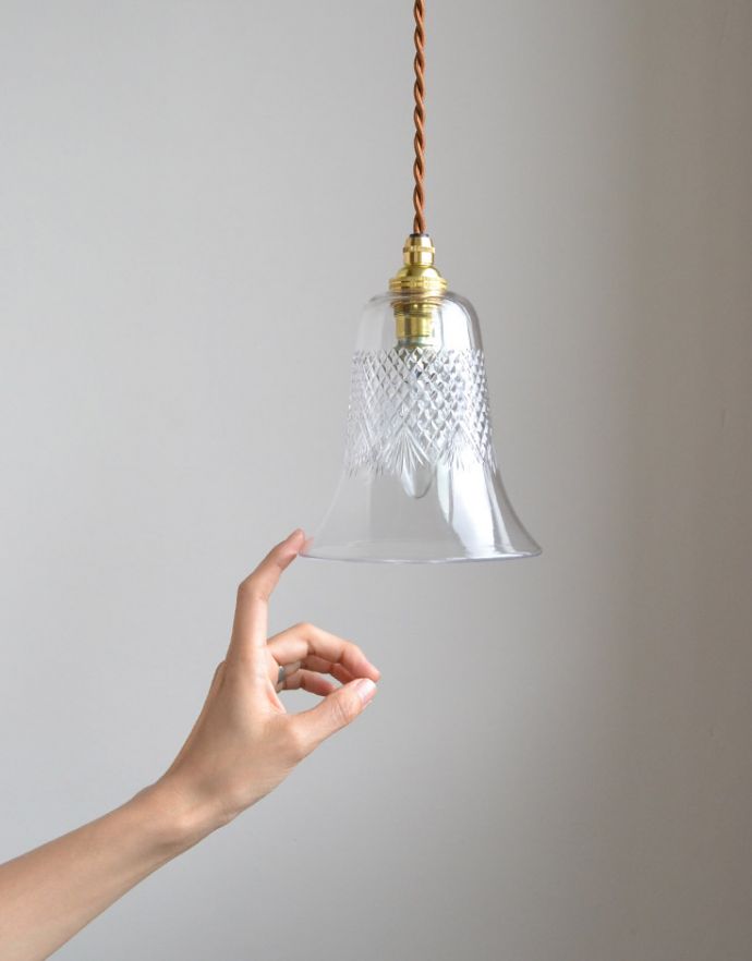 ペンダントライト　照明・ライティング　明かりを点けるとよりカッティングがきらきら輝く、アンティークペンダントライト（コード・シャンデリア球・ギャラリーなし）。アンティークのガラスは、光を通すとなんとも言えないステキな雰囲気でお部屋を照らしてくれます。(k-1741-z)