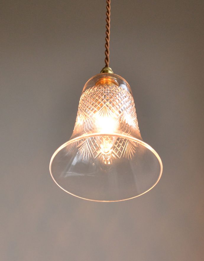 ペンダントライト　照明・ライティング　明かりを点けるとよりカッティングがきらきら輝く、アンティークペンダントライト（コード・シャンデリア球・ギャラリーなし）。下から見上げても素敵なデザインにうっとりです。(k-1741-z)