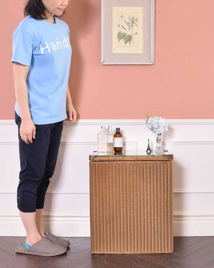 ロイドルーム　アンティーク家具　サイドテーブルにもなる、ガラス天板付きのアンティークランドリーボックス（ゴールド）。場所もとらないので、お部屋の空いたスペースに置いてみて下さい。(k-1742-f)