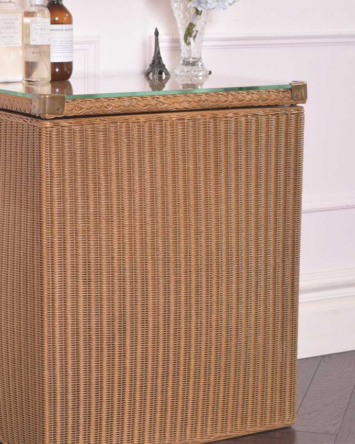 ロイドルーム　アンティーク家具　サイドテーブルにもなる、ガラス天板付きのアンティークランドリーボックス（ゴールド）。どんなお部屋にも自然と馴染んでくれるアンティークのゴールド色。(k-1742-f)