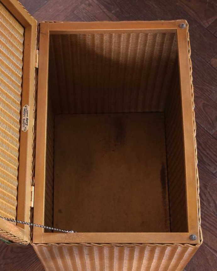 ロイドルーム　アンティーク家具　サイドテーブルにもなる、ガラス天板付きのアンティークランドリーボックス（ゴールド）。中もキレイなので、実用的になんでも入れて頂けます。(k-1742-f)