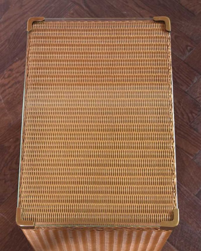 ロイドルーム　アンティーク家具　サイドテーブルにもなる、ガラス天板付きのアンティークランドリーボックス（ゴールド）。天板のガラスもキレイな状態です。(k-1742-f)