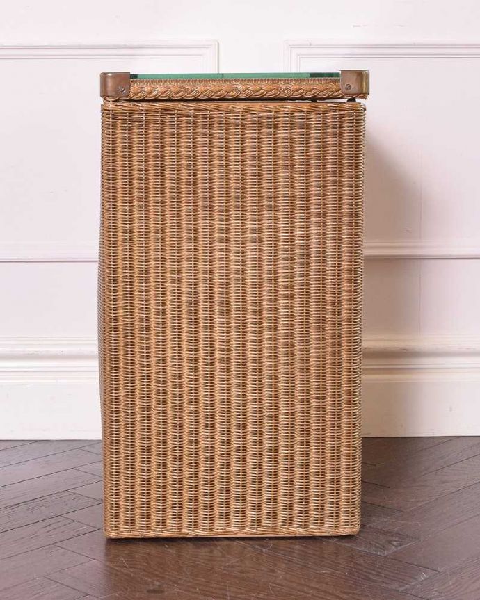 ロイドルーム　アンティーク家具　サイドテーブルにもなる、ガラス天板付きのアンティークランドリーボックス（ゴールド）。サイドはこんな感じです。(k-1742-f)