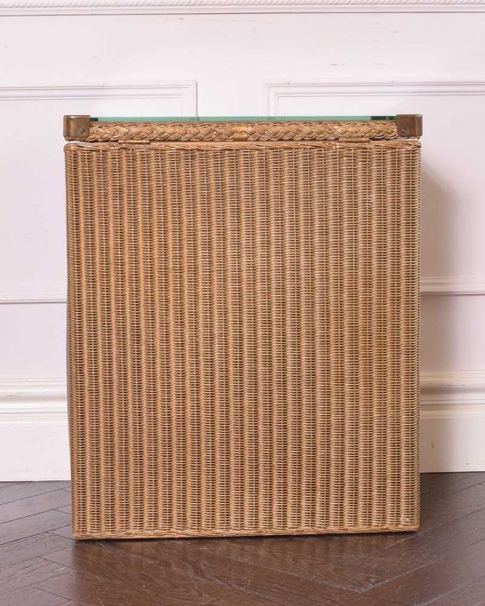 ロイドルーム　アンティーク家具　サイドテーブルにもなる、ガラス天板付きのアンティークランドリーボックス（ゴールド）。アンティークは新品ではないので、経年変化によるキズはありますが、専門の職人によって目立たないようにキレイにお直しをしています。(k-1742-f)