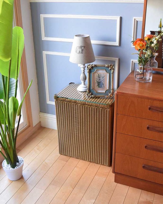 ロイドルーム　アンティーク家具　サイドテーブルにもなる、ガラス天板付きのアンティークランドリーボックス（ゴールド）。人気のガラス天板タイプ使いやすいと人気のガラスが天板になっているタイプ。(k-1742-f)