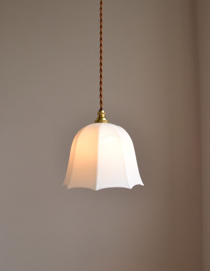 ペンダントライト 照明・ライティング シンプルなバルーン型のアンティークミルクガラスペンダントライト(天井付け照明)(コード・シャンデリア球・ギャラリーなし)。あたたかい光がお部屋を包み込みます。(k-1742-z)