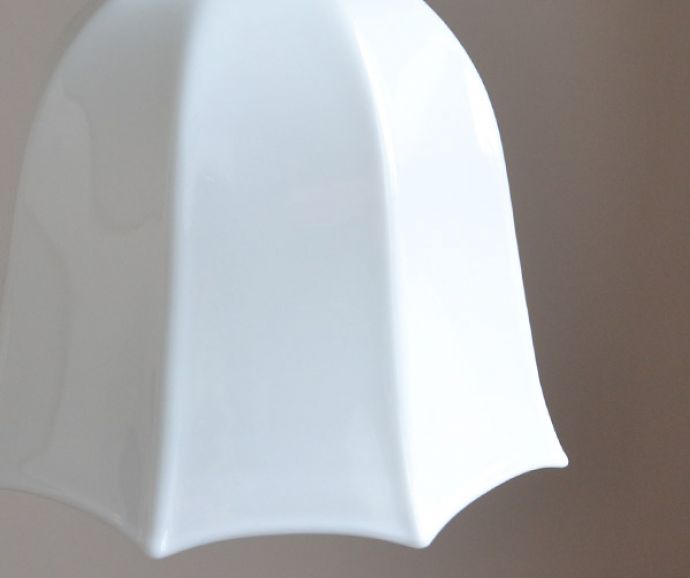 ペンダントライト 照明・ライティング シンプルなバルーン型のアンティークミルクガラスペンダントライト(天井付け照明)(コード・シャンデリア球・ギャラリーなし)。シェードは、手作りのため多少、誤差があったり、気泡やキズ、汚れが入っている場合もあります。(k-1742-z)