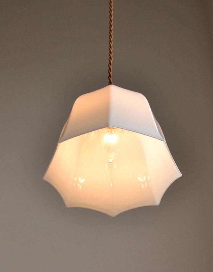 ペンダントライト 照明・ライティング シンプルなバルーン型のアンティークミルクガラスペンダントライト(天井付け照明)(コード・シャンデリア球・ギャラリーなし)。下から見上げても素敵なデザインにうっとりです。(k-1742-z)