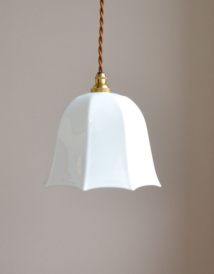 ペンダントライト 照明・ライティング シンプルなバルーン型のアンティークミルクガラスペンダントライト(天井付け照明)(コード・シャンデリア球・ギャラリーなし)。【 シェードのサイズ 】幅18.5×奥行18.5×高さ14cmコードは50、80cm以外にも、ご希望の長さで加工してお届けします。(k-1742-z)