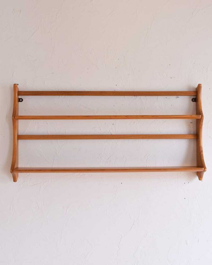 アーコールの家具 アンティーク家具 北欧スタイルの定番ブランド、アーコール社のヴィンテージのウォールシェルフ(プレートラック)。さみしかった壁が一気に華やかになりますよ。(k-1743-f)