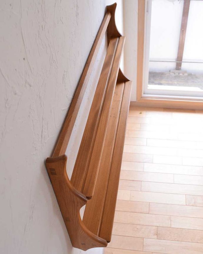 アーコールの家具 アンティーク家具 北欧スタイルの定番ブランド、アーコール社のヴィンテージのウォールシェルフ(プレートラック)。お皿を立てる溝があります。(k-1743-f)