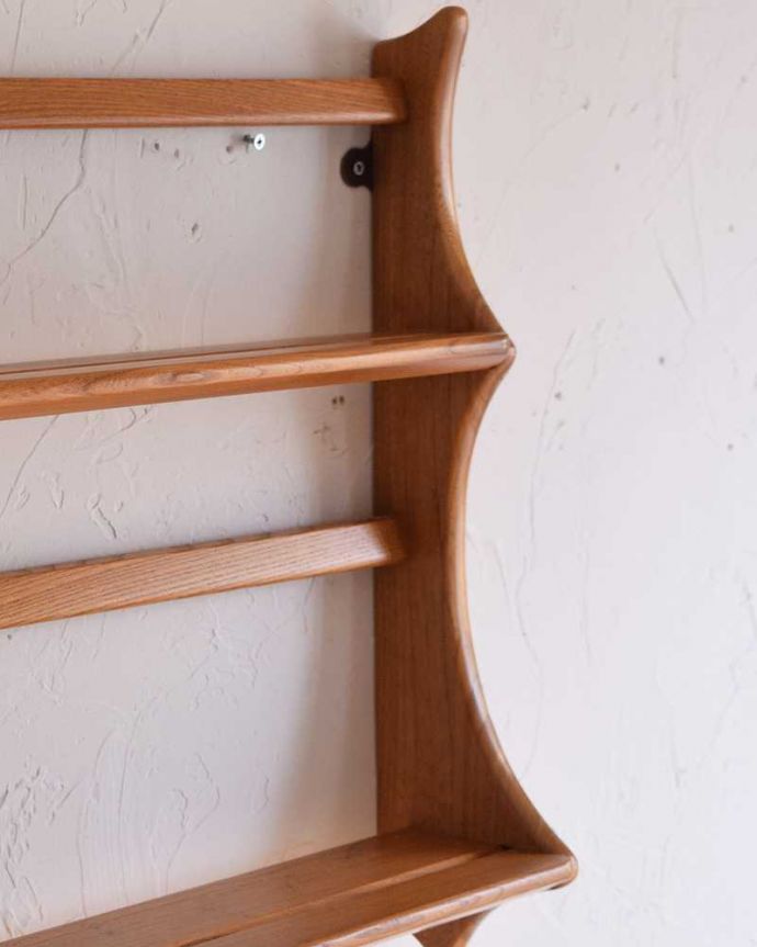 アーコールの家具 アンティーク家具 北欧スタイルの定番ブランド、アーコール社のヴィンテージのウォールシェルフ(プレートラック)。なめらかな曲線。(k-1743-f)