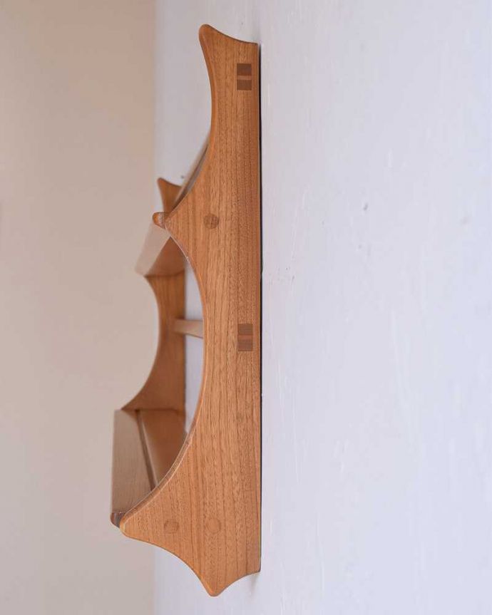 アーコールの家具 アンティーク家具 北欧スタイルの定番ブランド、アーコール社のヴィンテージのウォールシェルフ(プレートラック)。重量があるので壁に取り付けの際は、しっかりとネジで固定してください。(k-1743-f)