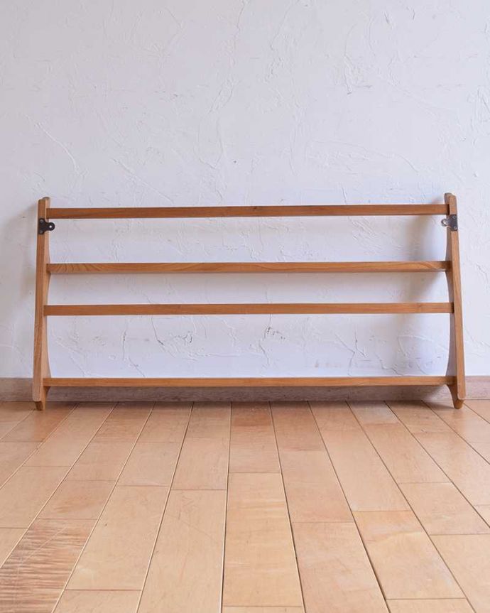 アーコールの家具 アンティーク家具 北欧スタイルの定番ブランド、アーコール社のヴィンテージのウォールシェルフ(プレートラック)。アンティークは新品ではないので、もちろん経年変化によるキズはありますが、専門の職人が目立たないようキレイにお直しをしているので、後姿までキレイです。(k-1743-f)