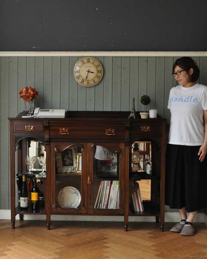 アンティークのキャビネット　アンティーク家具　最上級を極めたアンティーク家具、英国うまれのパーラーキャビネット。上流階級のお家で客間用に使われていた家具パーラーキャビネットとは、まさに贅沢極まりない見せるための家具。(k-1744-f)