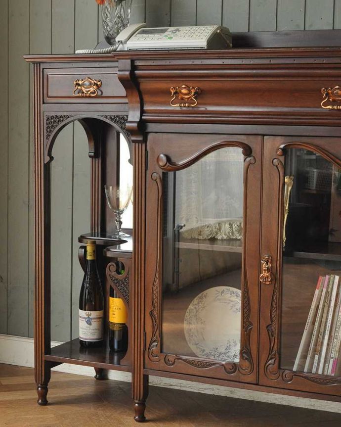 アンティークのキャビネット　アンティーク家具　最上級を極めたアンティーク家具、英国うまれのパーラーキャビネット。あらゆる部分に見せる工夫がガラス部分、装飾部分、どこをとっても見せるための工夫が施されています。(k-1744-f)
