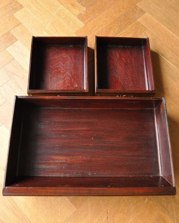 アンティークのキャビネット　アンティーク家具　最上級を極めたアンティーク家具、英国うまれのパーラーキャビネット。引き出しの中もキレイです専門の職人が修復の際、キレイにしたので、引き出しにも安心して収納して下さい。(k-1744-f)