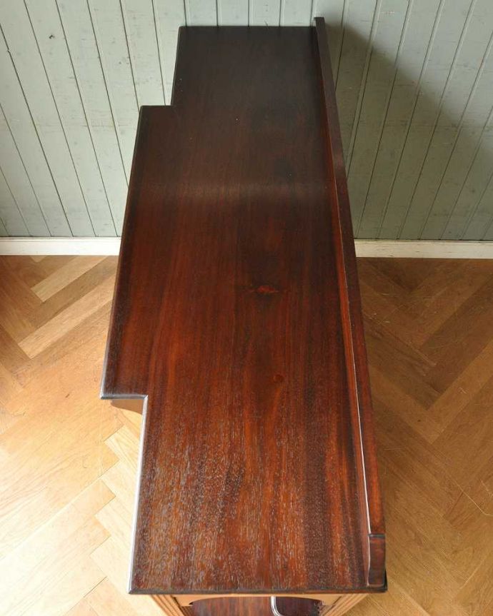 アンティークのキャビネット　アンティーク家具　最上級を極めたアンティーク家具、英国うまれのパーラーキャビネット。天板部分もキレイに仕上げました。(k-1744-f)