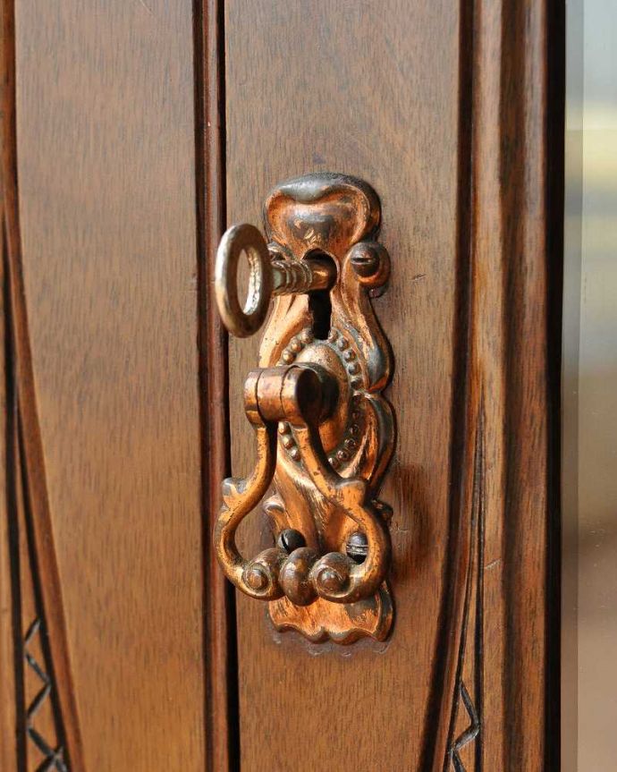 アンティークのキャビネット　アンティーク家具　最上級を極めたアンティーク家具、英国うまれのパーラーキャビネット。開ける度にワクワク･･･取っ手もアンティークらしいデザイン。(k-1744-f)