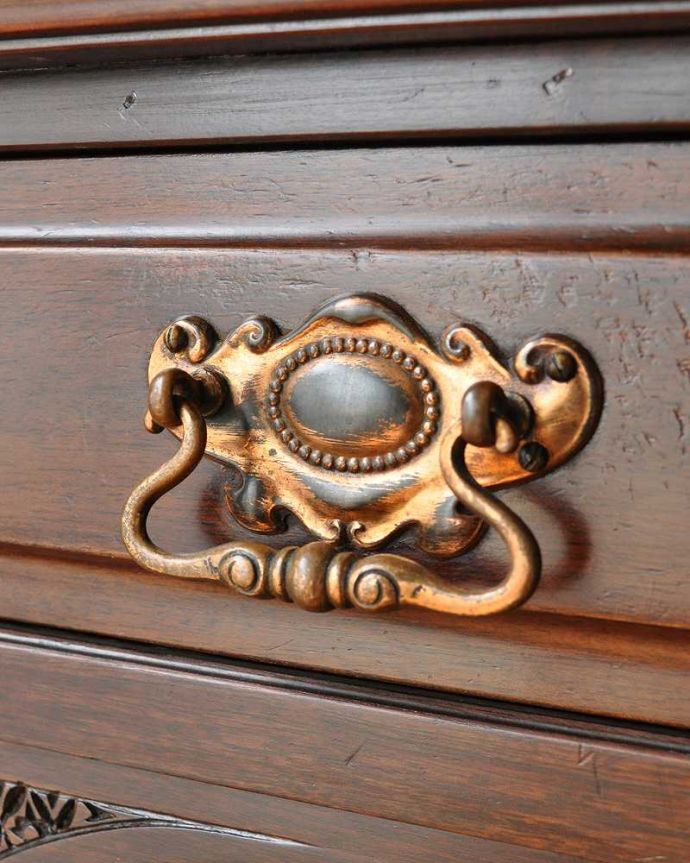 アンティークのキャビネット　アンティーク家具　最上級を極めたアンティーク家具、英国うまれのパーラーキャビネット。引き出しの取っ手もステキ。(k-1744-f)