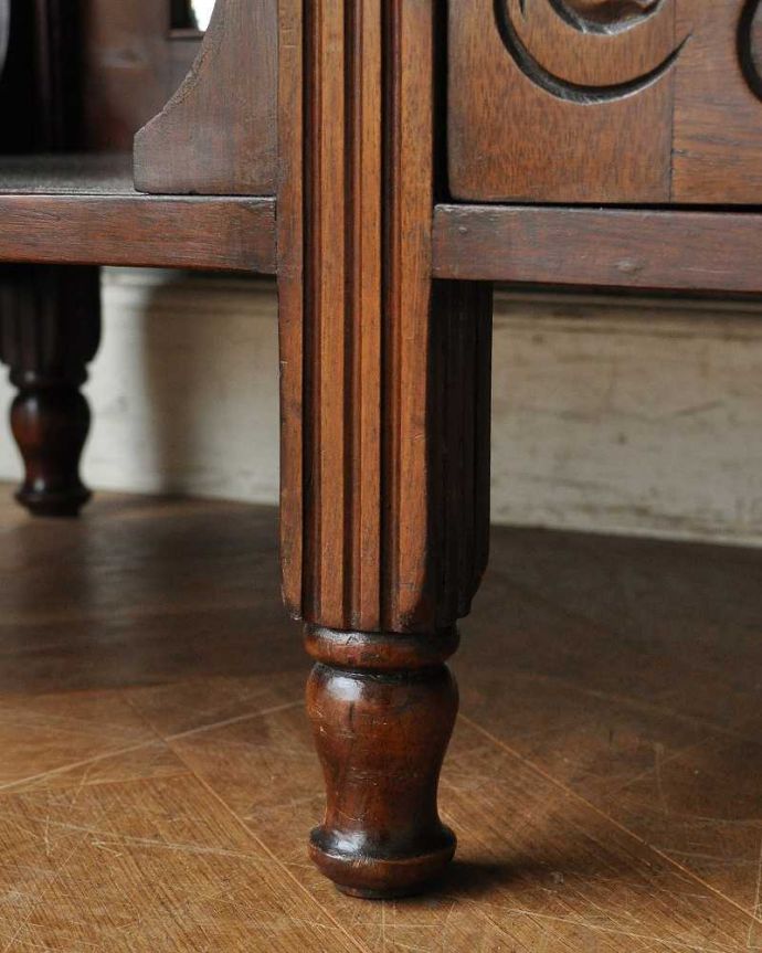 アンティークのキャビネット　アンティーク家具　最上級を極めたアンティーク家具、英国うまれのパーラーキャビネット。女性１人でラクラ運べちゃうんですHandleのアンティークは、脚の裏にフェルトキーパーをお付けしています。(k-1744-f)