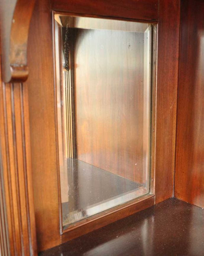 アンティークのキャビネット　アンティーク家具　最上級を極めたアンティーク家具、英国うまれのパーラーキャビネット。キラッと輝くミラーまだ電気が発達していない時代の家具。(k-1744-f)