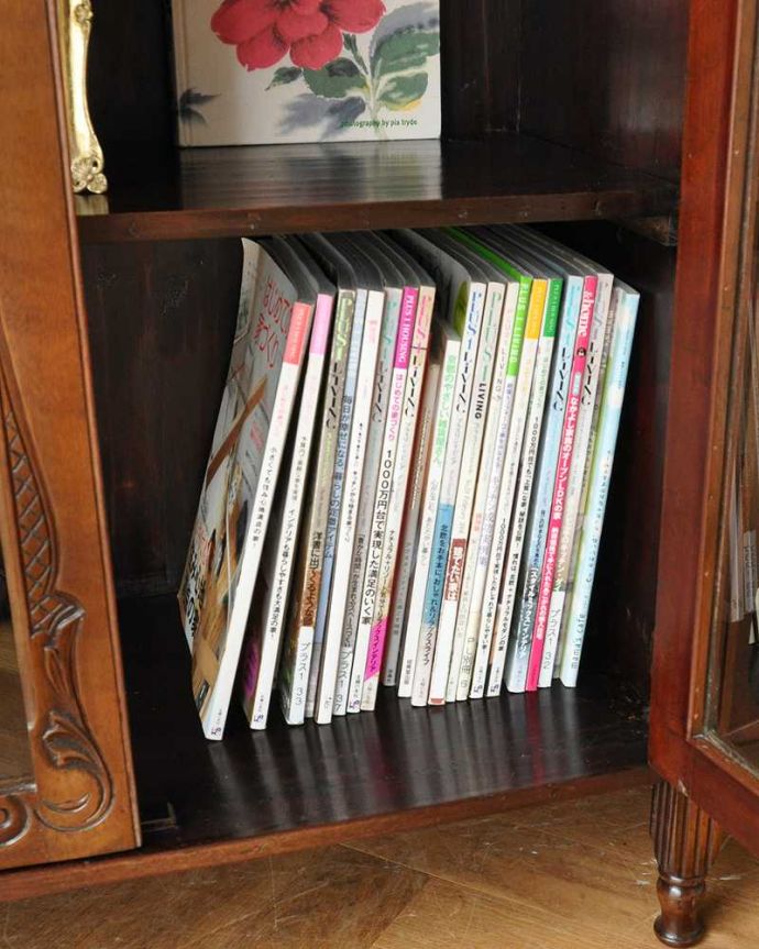 アンティークのキャビネット　アンティーク家具　最上級を極めたアンティーク家具、英国うまれのパーラーキャビネット。扉の中は収納たっぷりA4サイズの雑誌までしっかり収納出来ちゃう大きさ。(k-1744-f)