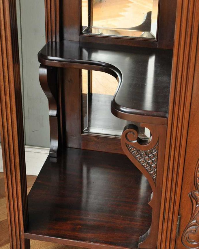 アンティークのキャビネット　アンティーク家具　最上級を極めたアンティーク家具、英国うまれのパーラーキャビネット。ディスプレイしながらおしゃれに収納扉収納の両脇にはデザイン性を兼ねたオープンの棚。(k-1744-f)