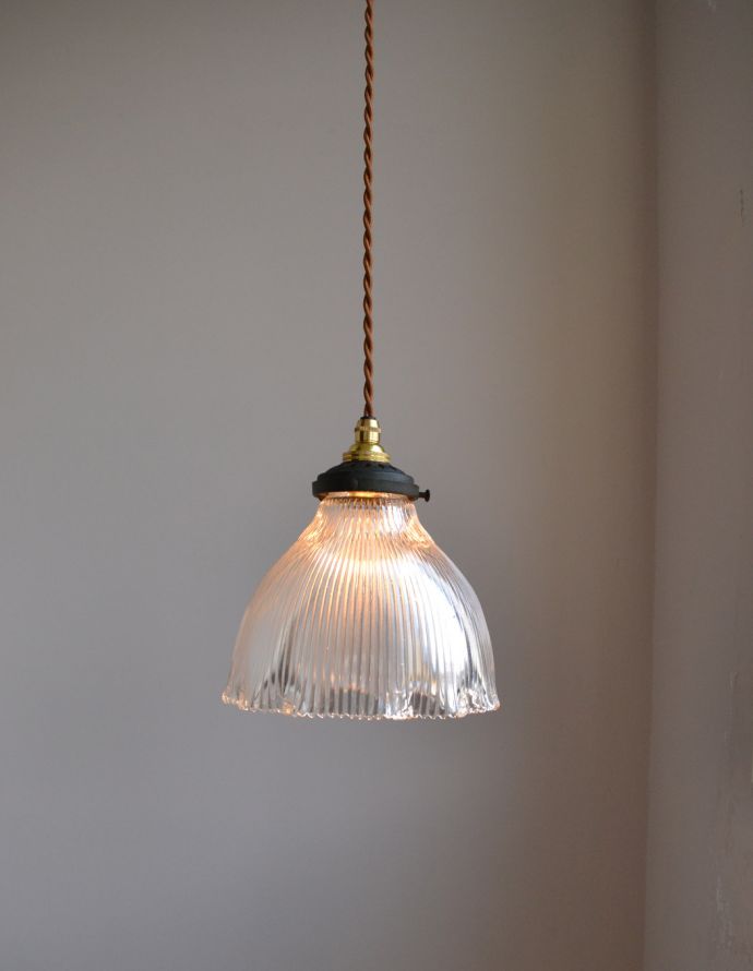 ペンダントライト　照明・ライティング　優しいフリルが女性らしいシルエット、ガラスのアンティークペンダントライト（コード・シャンデリア電球・ギャラリー付き）。あたたかい光がお部屋を包み込みます。(k-1744-z)
