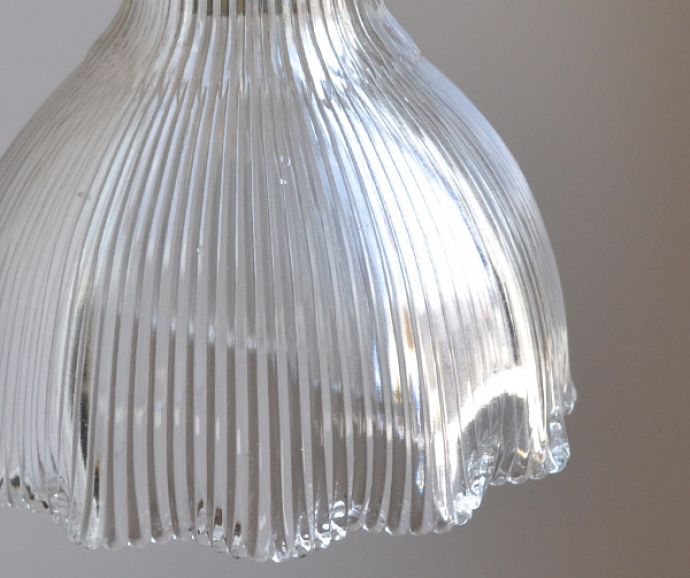 ペンダントライト　照明・ライティング　優しいフリルが女性らしいシルエット、ガラスのアンティークペンダントライト（コード・シャンデリア電球・ギャラリー付き）。シェードは、手作りのため多少、誤差があったり、気泡やキズ、汚れが入っている場合もあります。(k-1744-z)