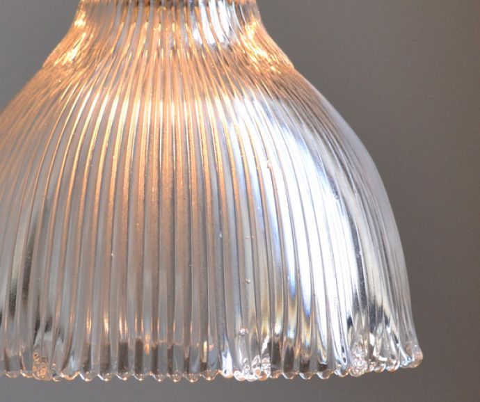 ペンダントライト　照明・ライティング　優しいフリルが女性らしいシルエット、ガラスのアンティークペンダントライト（コード・シャンデリア電球・ギャラリー付き）。灯りをつけると、キラキラと美しく輝きます。(k-1744-z)