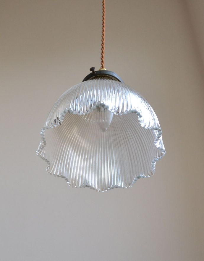 ペンダントライト　照明・ライティング　優しいフリルが女性らしいシルエット、ガラスのアンティークペンダントライト（コード・シャンデリア電球・ギャラリー付き）。下から見上げても素敵なデザインにうっとりです。(k-1744-z)