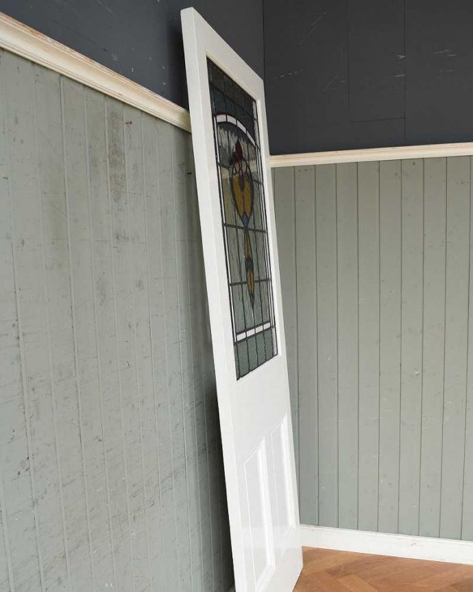 ドア・ゲート　アンティーク家具　英国輸入のアンティークの建具、大きなステンドグラスが入ったドア。しっかりお直ししました実はドアの取り付けって大変なんですよね。(k-1745-f)