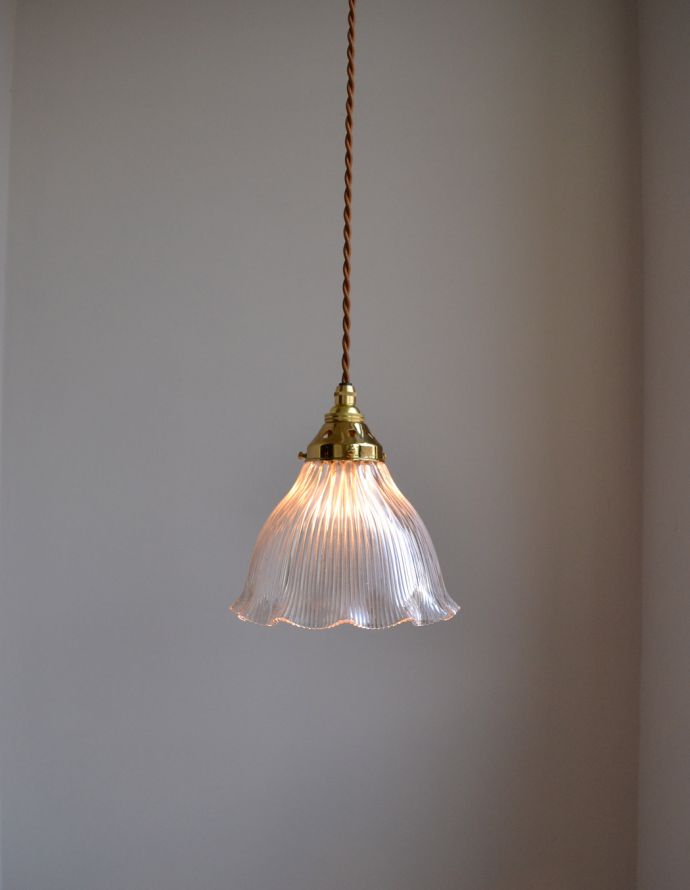 ペンダントライト 照明・ライティング 優しいフリルが女性らしいシルエット、アンティークペンダントライト(コード・シャンデリア電球・ギャラリー付き)。あたたかい光がお部屋を包み込みます。(k-1745-z)