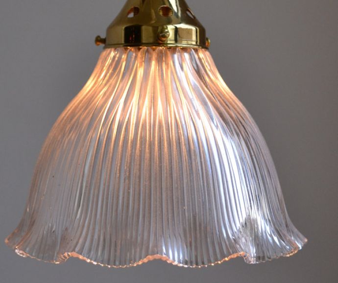 ペンダントライト 照明・ライティング 優しいフリルが女性らしいシルエット、アンティークペンダントライト(コード・シャンデリア電球・ギャラリー付き)。灯りをつけると、キラキラと美しく輝きます。(k-1745-z)