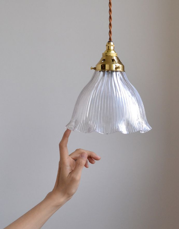 ペンダントライト 照明・ライティング 優しいフリルが女性らしいシルエット、アンティークペンダントライト(コード・シャンデリア電球・ギャラリー付き)。透明なガラスに入った縦のラインは、独特の光の表情を楽しむことができます。(k-1745-z)