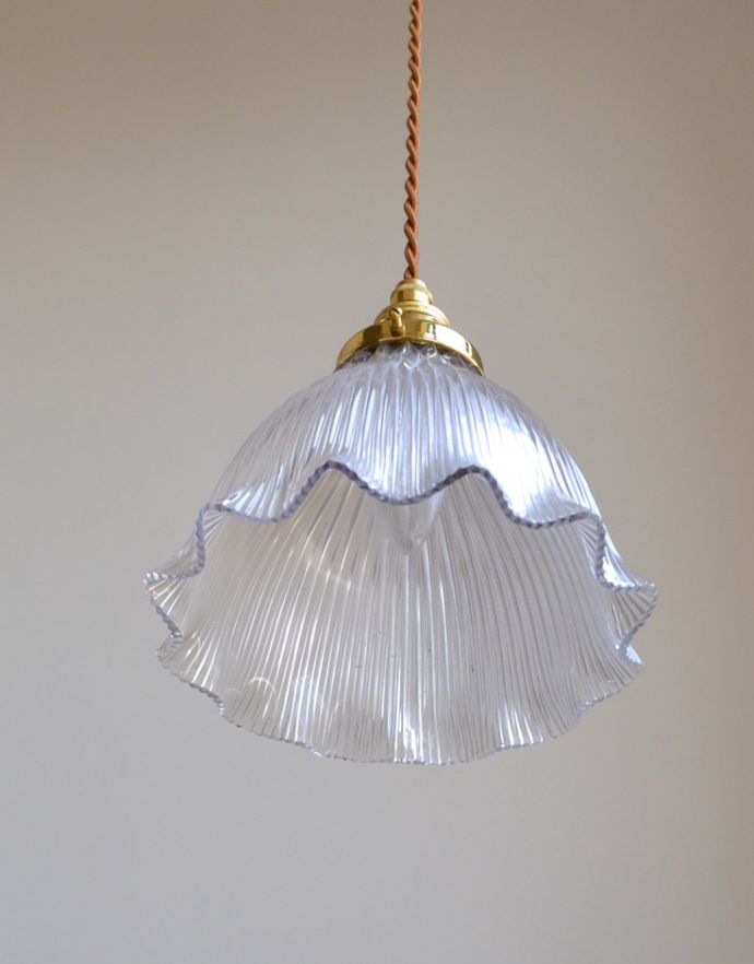 ペンダントライト 照明・ライティング 優しいフリルが女性らしいシルエット、アンティークペンダントライト(コード・シャンデリア電球・ギャラリー付き)。下から見上げても素敵なデザインにうっとりです。(k-1745-z)