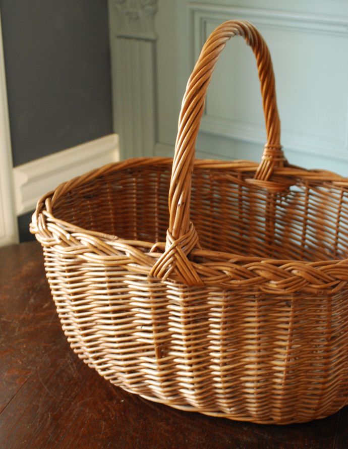 アンティークバスケット　アンティーク雑貨　オシャレな収納が楽しめるアンティークバスケット。年月を経たアンティークならではの味わいをお楽しみください。(k-1746-z)