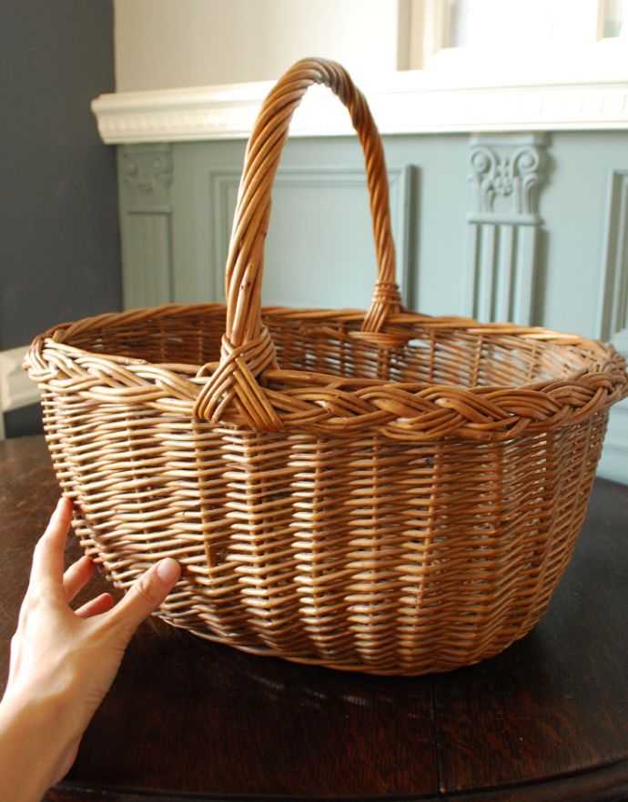 アンティークバスケット　アンティーク雑貨　オシャレな収納が楽しめるアンティークバスケット。よく使う日用品を入れても素敵です。(k-1746-z)