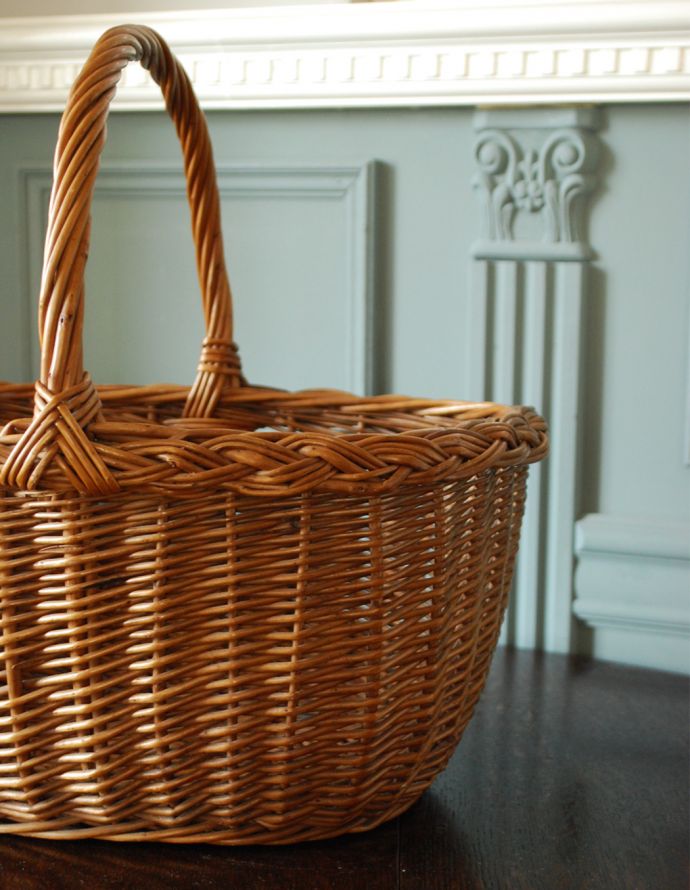 アンティークバスケット　アンティーク雑貨　オシャレな収納が楽しめるアンティークバスケット。経年変化による多少のキズはありますが、使用上問題はありませんので、ご安心下さい。(k-1746-z)