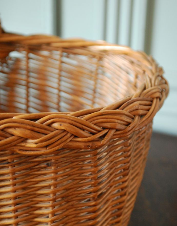 アンティークバスケット　アンティーク雑貨　オシャレな収納が楽しめるアンティークバスケット。可愛らしい網目が並んでいます。(k-1746-z)