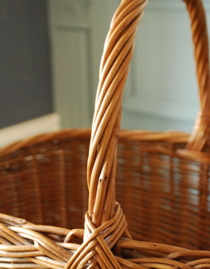 アンティークバスケット　アンティーク雑貨　オシャレな収納が楽しめるアンティークバスケット。ワンハンドルタイプのシンプルなバスケットです。(k-1746-z)