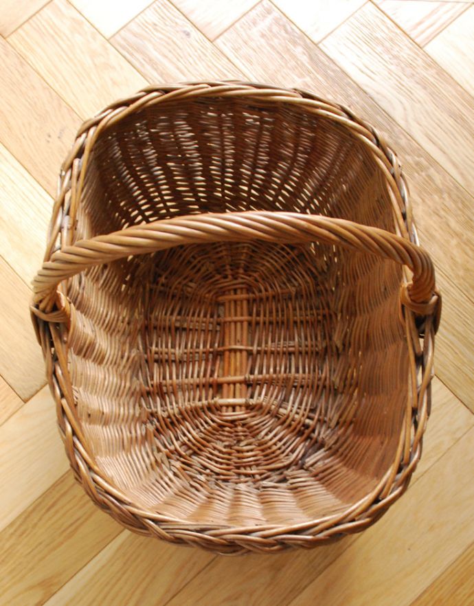 アンティークバスケット　アンティーク雑貨　オシャレな収納が楽しめるアンティークバスケット。深さもあるのでたっぷり収納できます。(k-1746-z)
