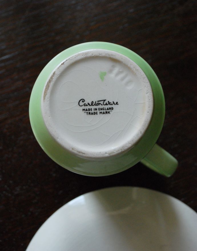 テーブルウェア(食器)　アンティーク雑貨　カールトンウェア社(Carlton ware)のアンティーク　カップ＆ソーサー。カップの裏にマーク入りです。(k-1748-z)