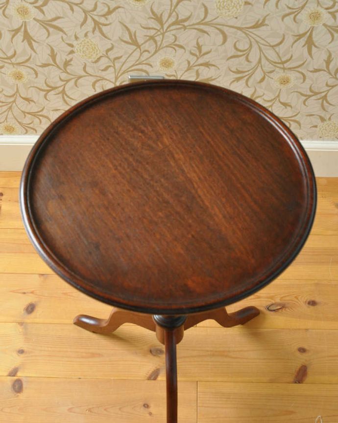 アンティークのテーブル　アンティーク家具　イギリスのアンティーク家具、丸い天板が可愛いティーテーブル。天板を上から見ると･･･天板はこんな感じです。(k-1749-f)