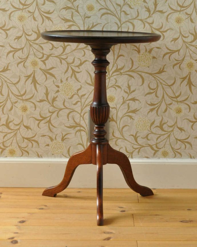 アンティークのテーブル　アンティーク家具　イギリスのアンティーク家具、丸い天板が可愛いティーテーブル。横から見てもステキ横から見るとこんな感じ。(k-1749-f)